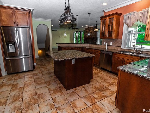 5th image of 459 Maple Grove Rd