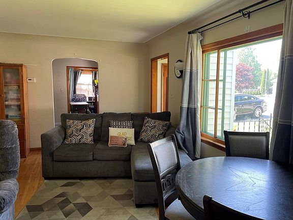 3rd image of 1115 Pine Rd