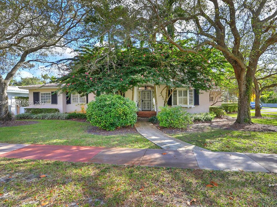 Absolutley fantastic Coral Gabels location.1260 S Greenway. Across from the Golf Course.
