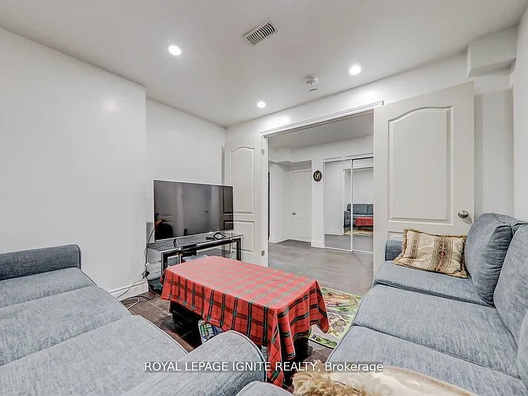 114 Lawrence Pilkington Ave #BASEMENT — Photo 10