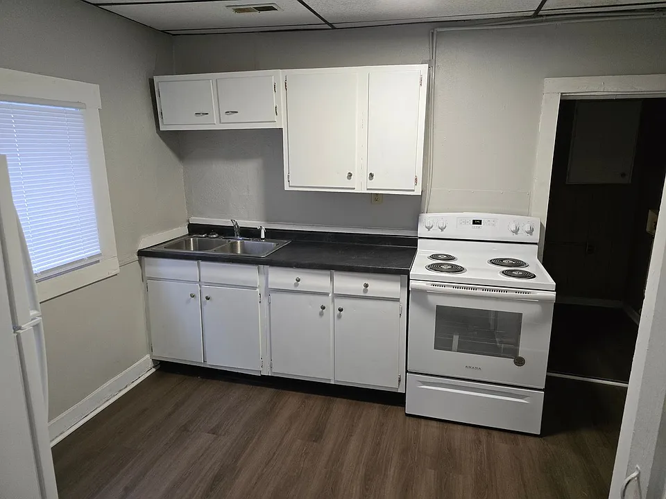 1519 E Washington St: Cozy Studio Style Apartment on Historic Washington Street! Washer Dryer hoo...