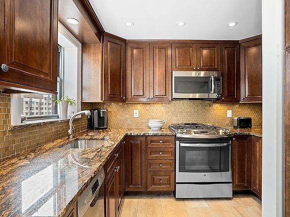 4th image of 360 E 72nd St APT C-2203