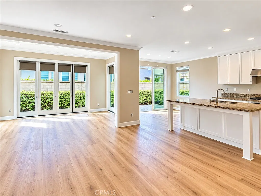 3 bed, 2.5 bath, 1907 sqft, $4,950 — Photo 3
