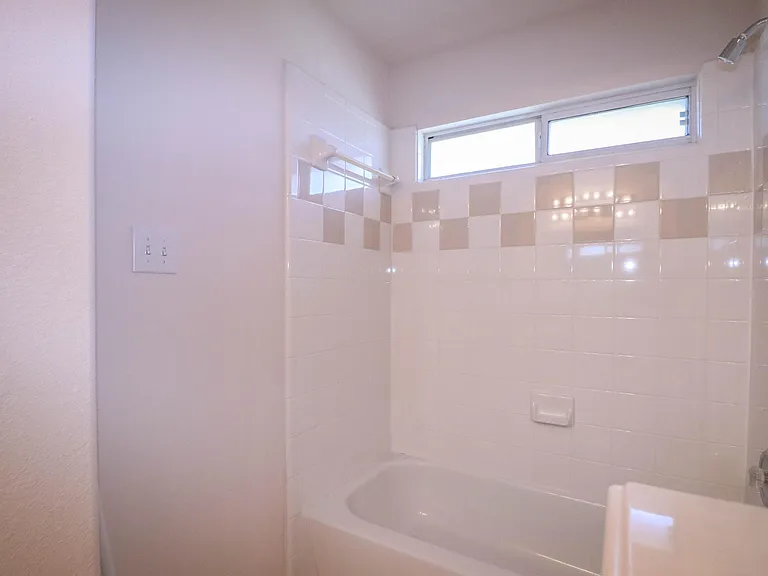 1183 Heathrow Dr — Photo 29