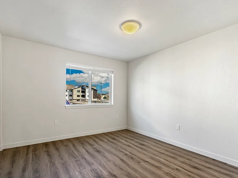 River Falls Apartments — Photo 32