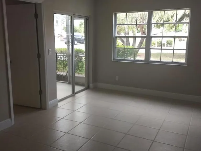 1503 SE Royal Green Cir — Photo 2