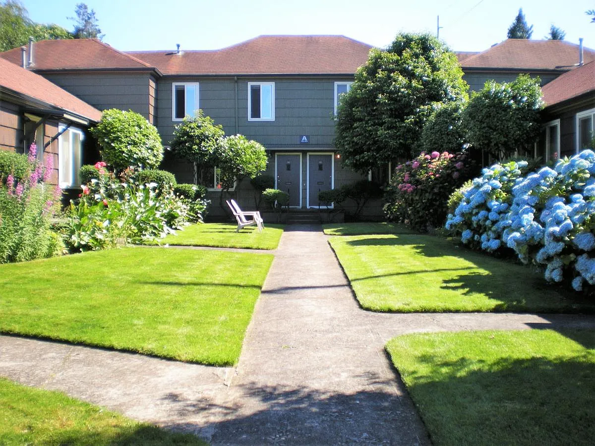 Photo 2 of 7 - 350 NE 60th Ave #E2 - Portland, OR Building Photo - 350 NE 60th Ave #E2