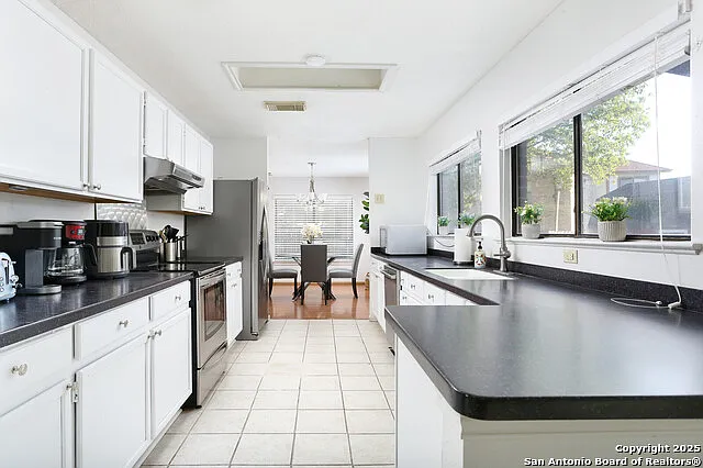 4 bed, 2.5 bath, 2334 sqft, $4,000 — Photo 3