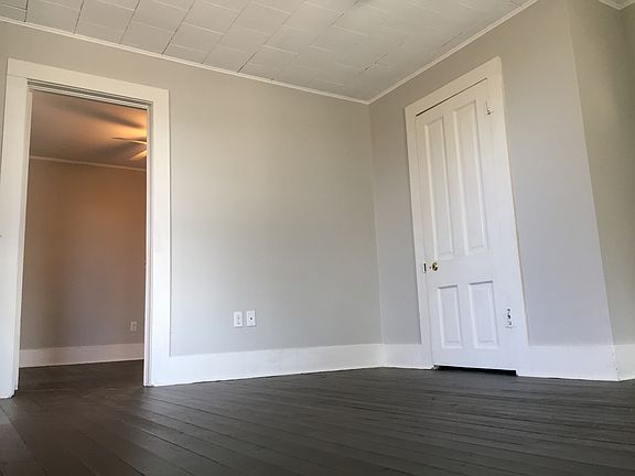 3rd image of 204 E Baxter Ln