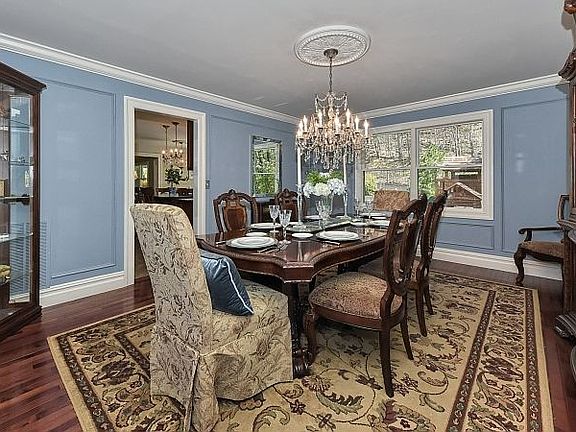 5th image of 23 Foxboro Rd