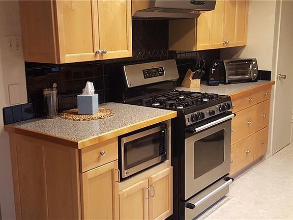 3rd image of 1705 Hillcrest Dr