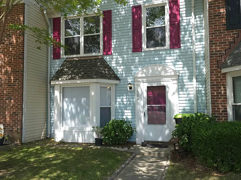 304 Arabian Cir — Photo 1