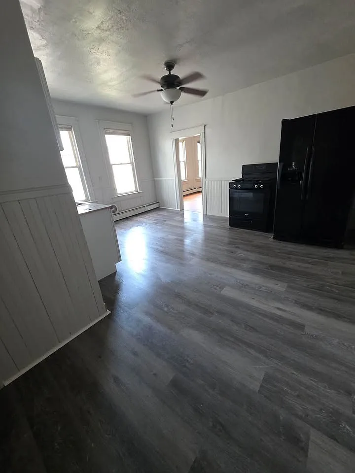 2 bed, 1000 sqft, $1,595 — Photo 2