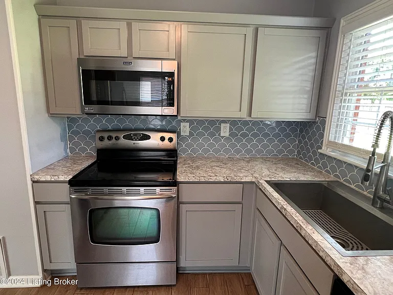 2307 Medford Ln — Photo 5