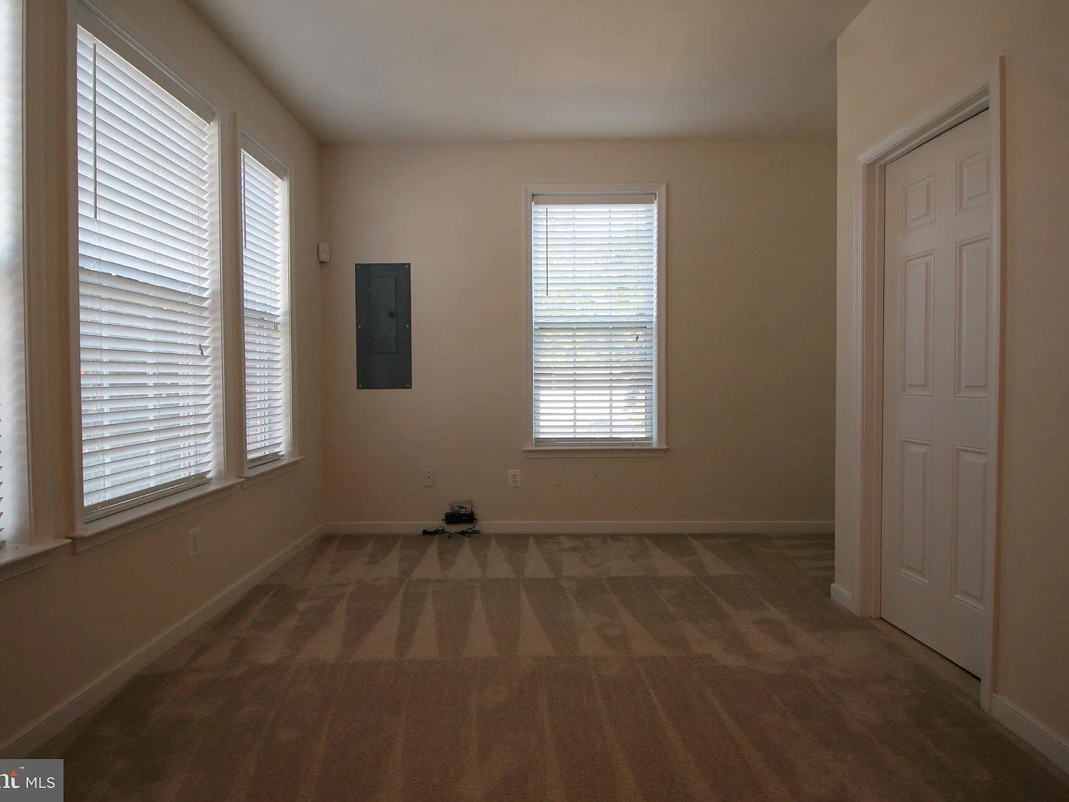 3 bed, 3.5 bath, 1756 sqft, $3,695 — Photo 3
