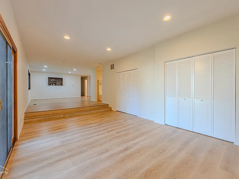517 N Rohlwing Rd — Photo 7
