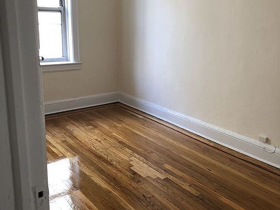3rd image of 4742 44th St APT 2R