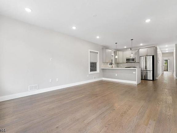 3rd image of 61 Webster Ave Unit 1
