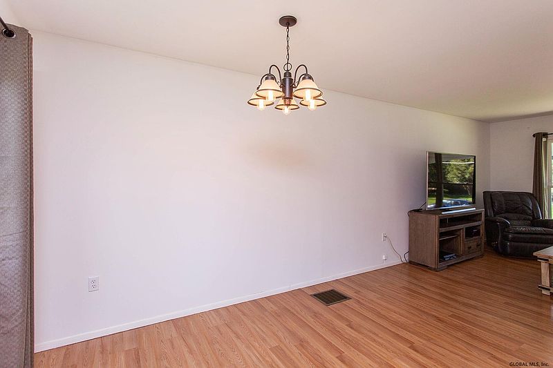 5th image of 7 WORDEN Lane