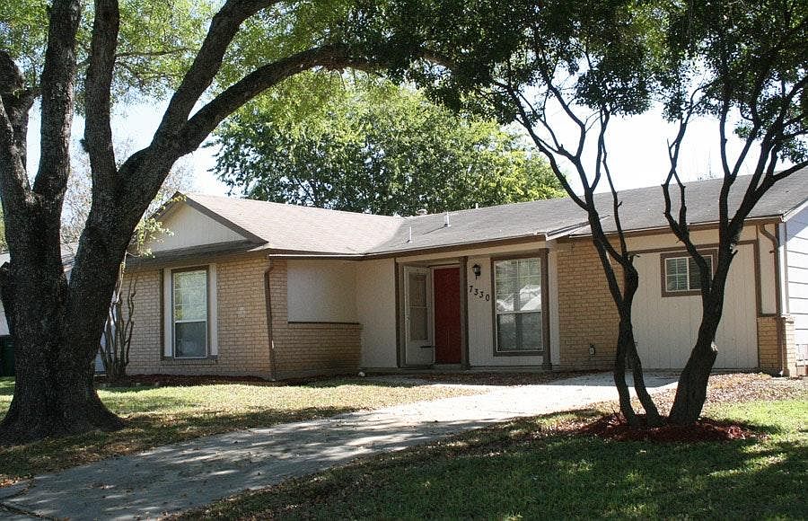 Fully Renovated 3/2/2 1295 sqft 1-story house w new flooring