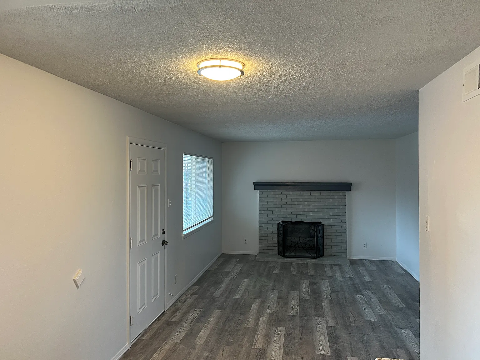 Completely Remodeled 2 Bedroom w. Washer/Dryer and Updates Throughtout — Photo 3