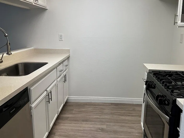 Canoga Luxury Apartments — Photo 50