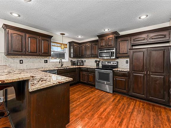 3rd image of 811 Spruce Dr