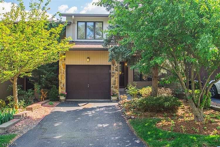 1st image of 25 Woodland Dr