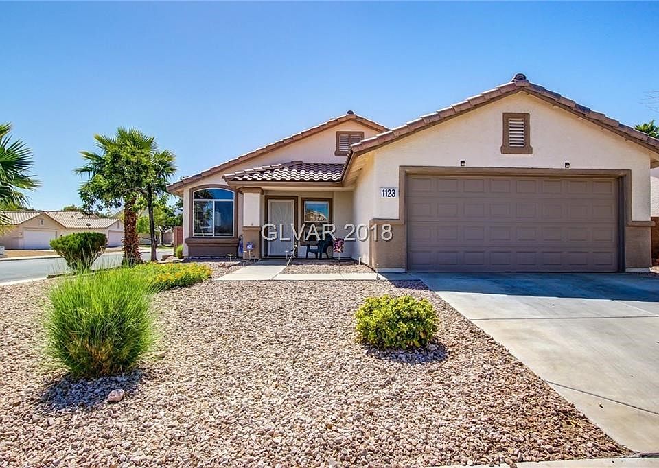 Lovely energy efficient home close to shops, and great restaurants...Low maintenance landscape...