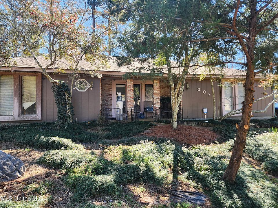 1st image of 307 Lakeside Dr