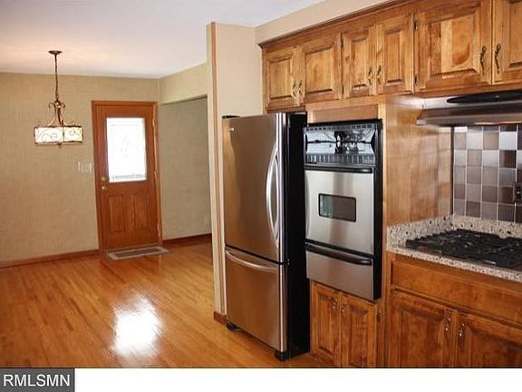 Beautiful kitchen with stainless steel appliances, gas cooktop, quartz countertops.