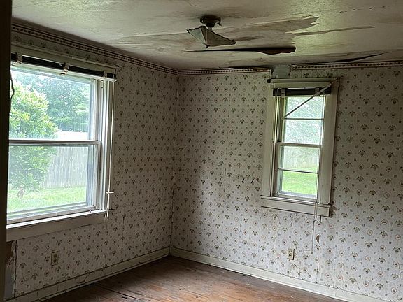5th image of 159 Blaine Ave