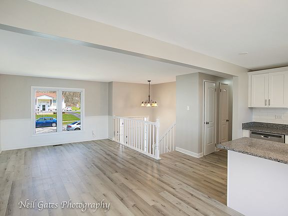 5th image of 430 E Maple Dr