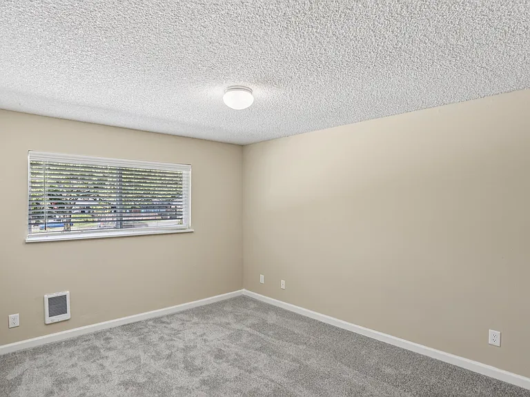 Cornell Manor Apartments — Photo 30