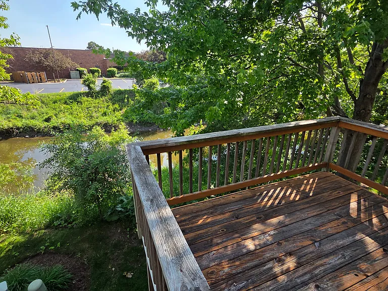 Beautiful deck overlooking Salt Creek