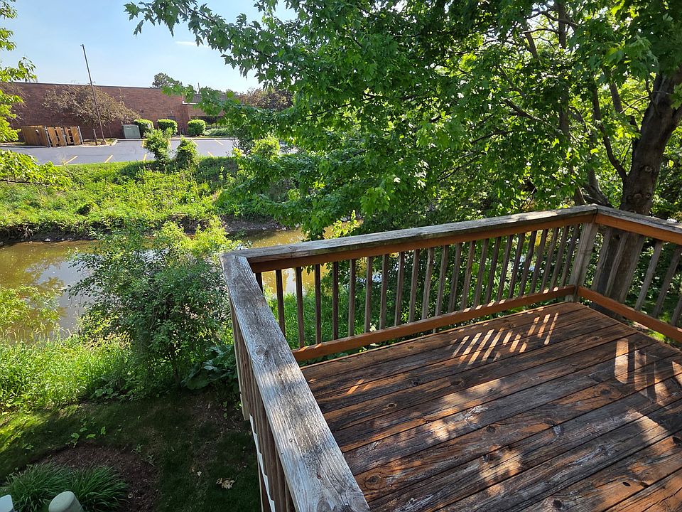 Beautiful deck overlooking Salt Creek