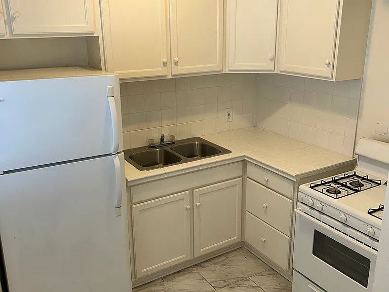 949 Everett St #18 — Photo 8