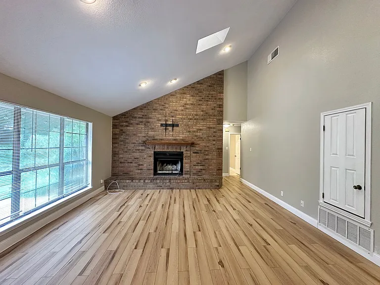 1818 Diana Ln — Photo 3