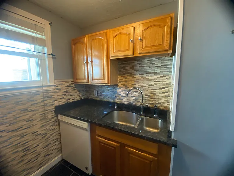 81 Pilgrim Ave — Photo 5