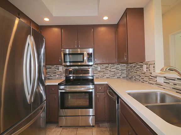 3rd image of 2150 Camino De La Reina Unit 305