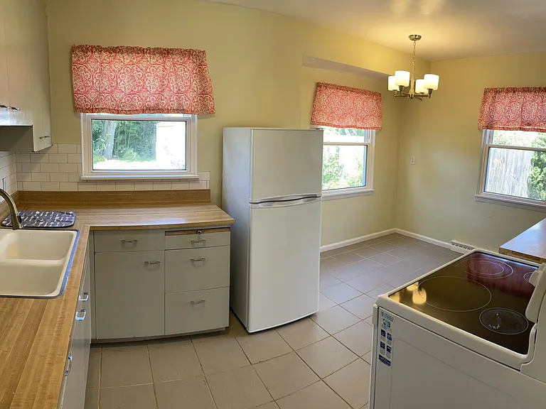 1519 Rockne Dr — Photo 7