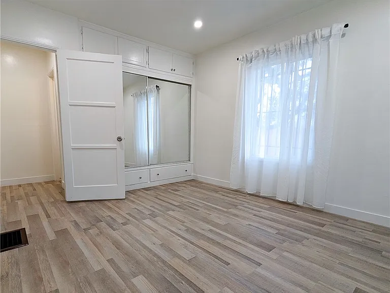 6101 S Hobart Blvd — Photo 10