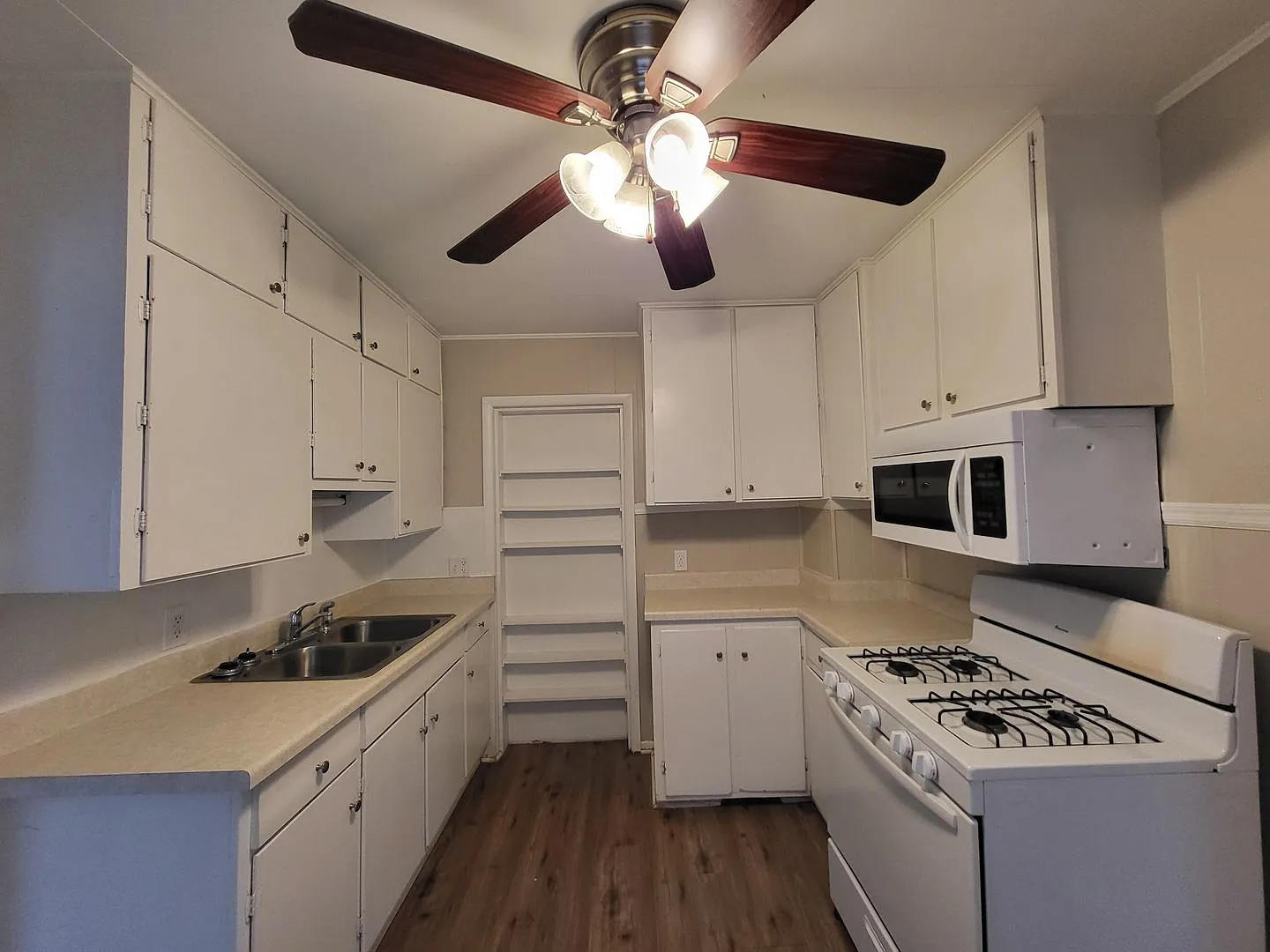 3 bedroom home with covered patio and garage! — Photo 2