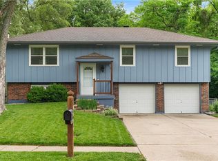 2412 SW Keystone Dr, Blue Springs, MO 64014