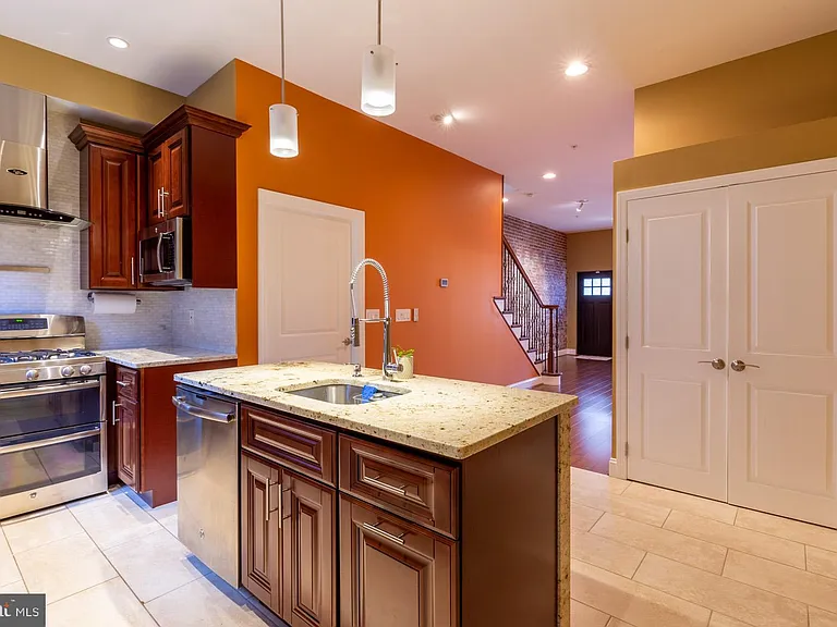 235 W Jefferson St — Photo 6