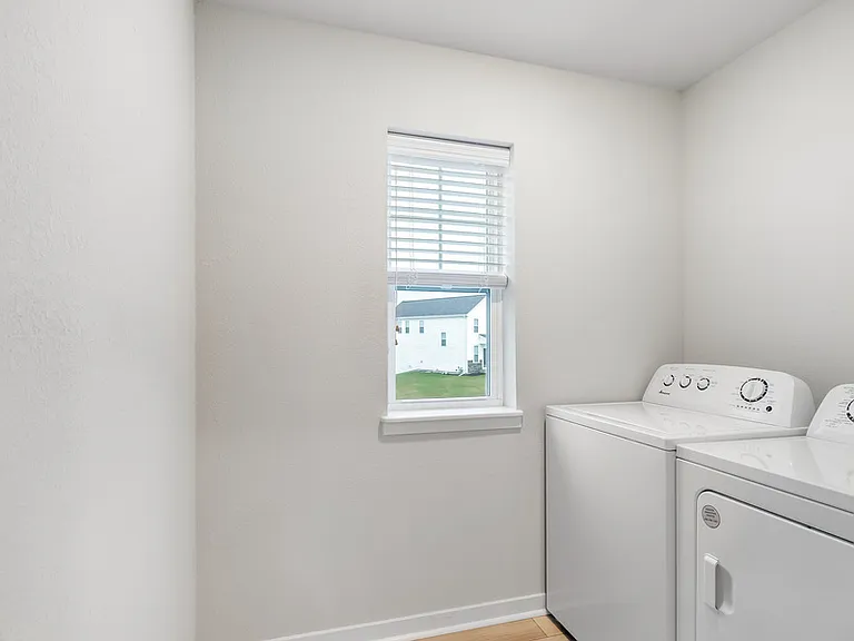 670 Lambert Dr — Photo 29