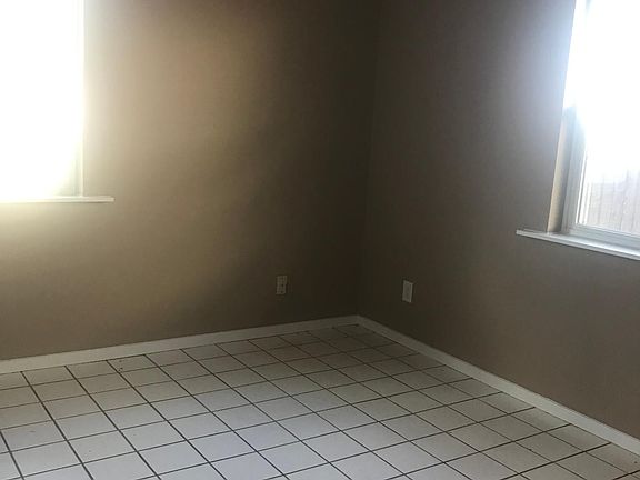 5th image of 402 Sweetbriar Dr