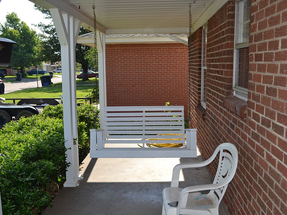 1st image of 820 SW 50th St