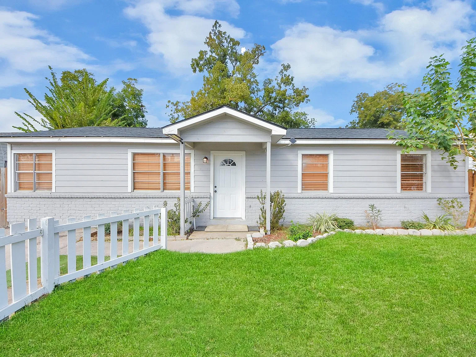 3 bed, 1.5 bath, 1095 sqft, $1,700 — Photo 1