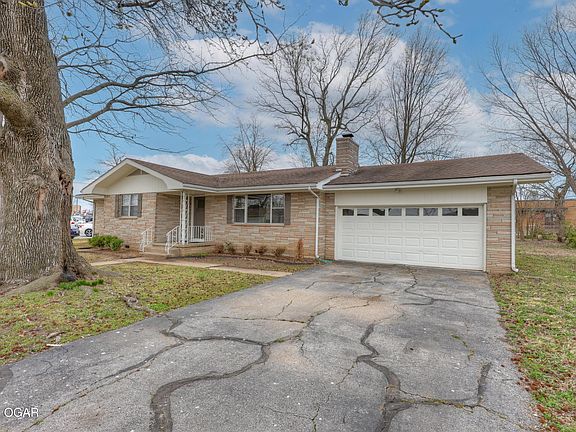 3rd image of 106 S Roney St